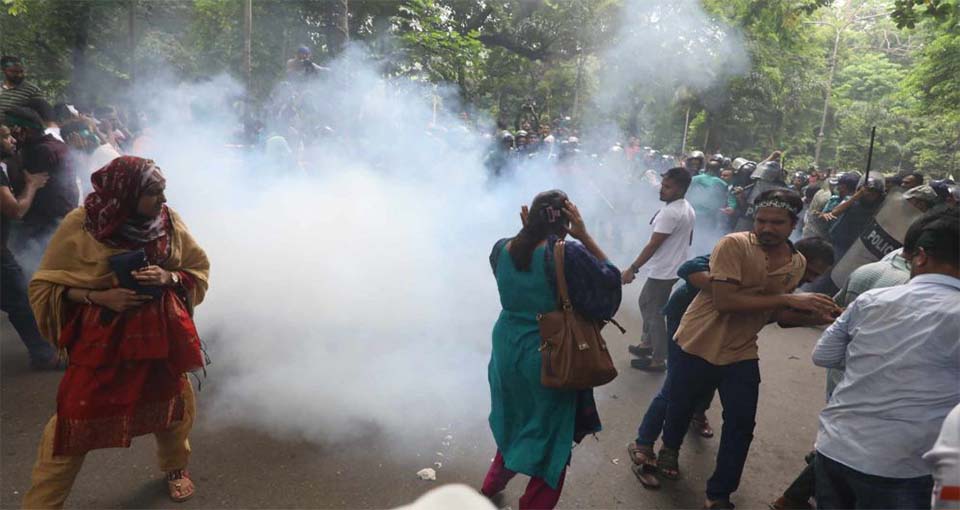 যমুনায় ৩৫ প্রত্যাশীদের অবস্থান, ছত্রভঙ্গ করতে টিয়ারশেল নিক্ষেপ