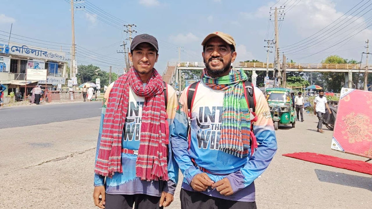 নোয়খালীর শাওন আর চট্টগ্রামের মুরাদের ব্যতিক্রমী পদযাত্রা