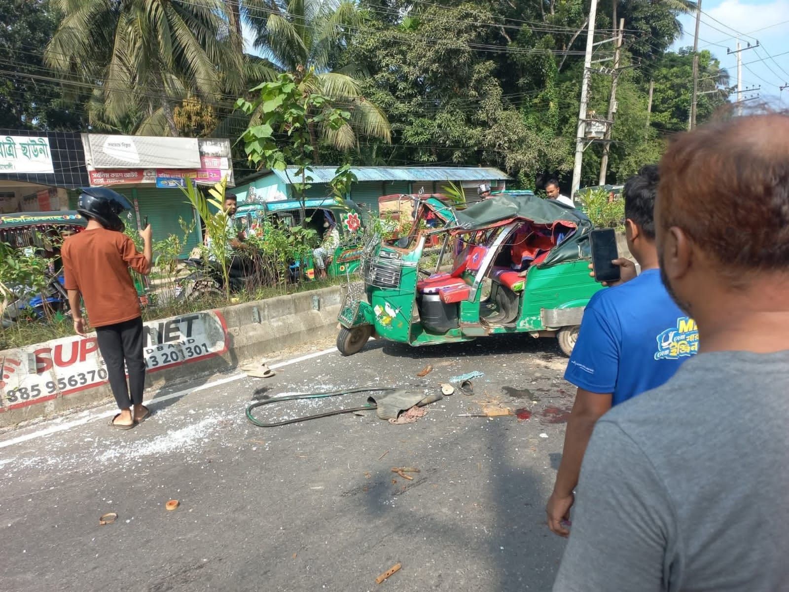 সিএনজি নিয়ন্ত্রণ হারিয়ে আইল্যান্ডে ধাক্কা, শিশু নিহত