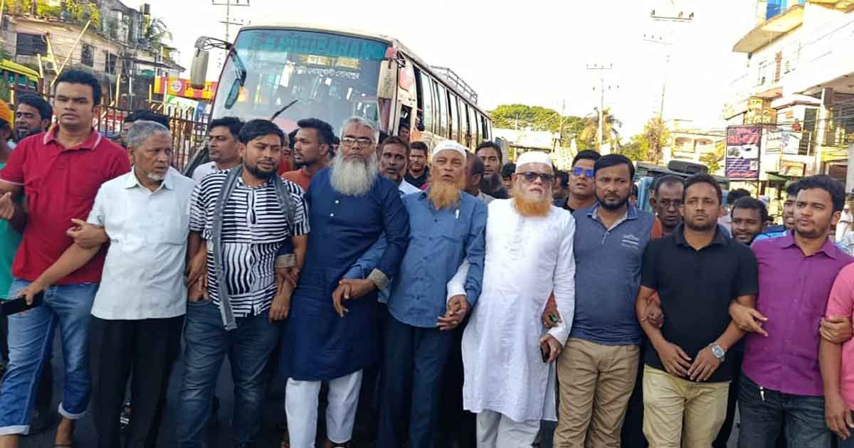 হাসিনার ফাঁসির রায়ে নোয়াখালীতে আনন্দ-মিষ্টি বিতরণ