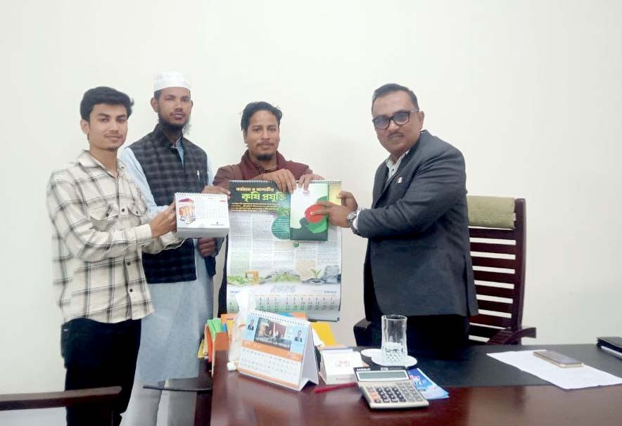 চর জব্বার ডিগ্রি কলেজ অধ্যক্ষকে ছাত্রশিবিরের বার্ষিক প্রকাশনা উপহার 