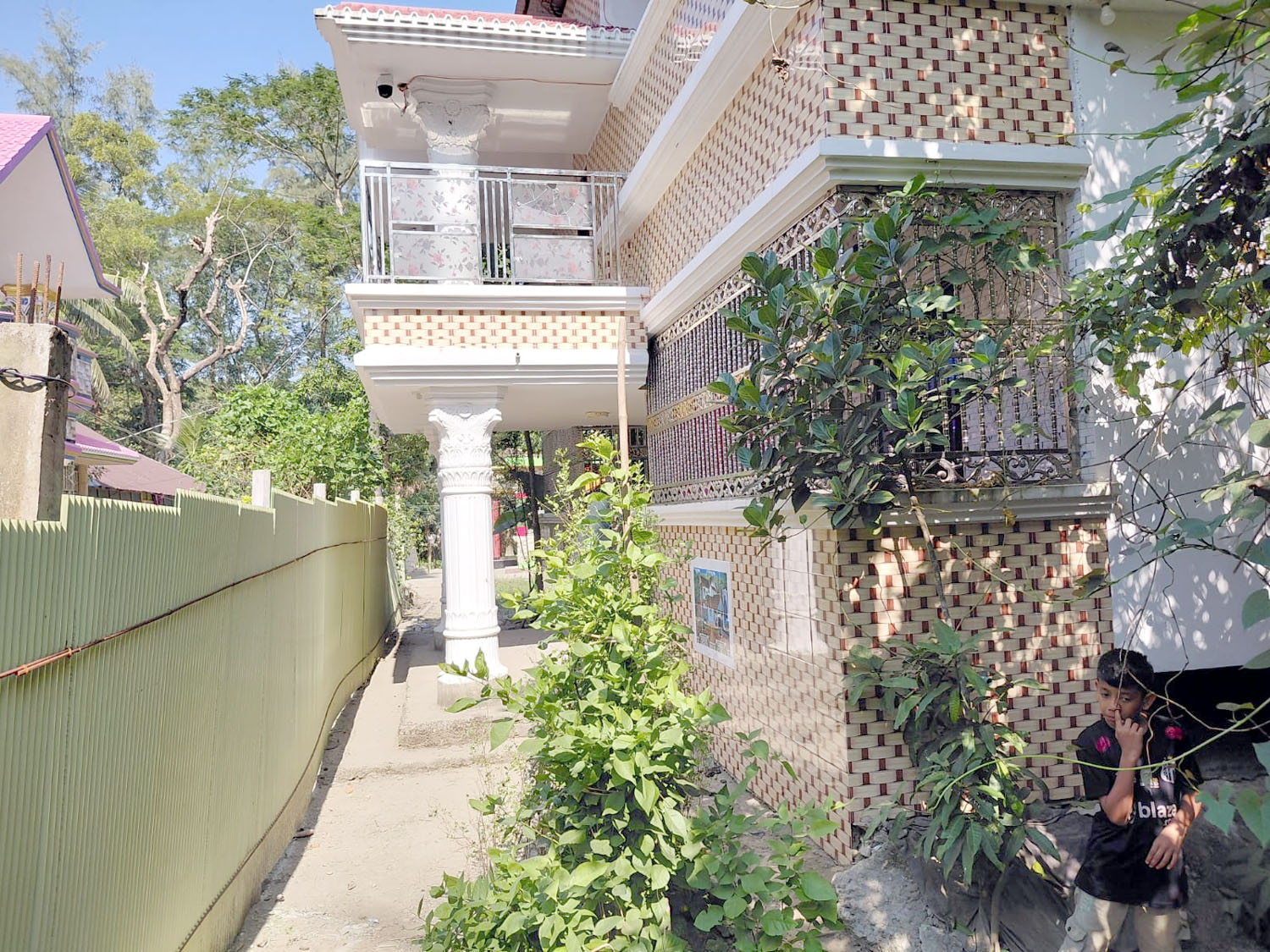 সোনাইমুড়ীতে বসতঘরে হামলা, পথ অবরুদ্ধ: আহত ১০