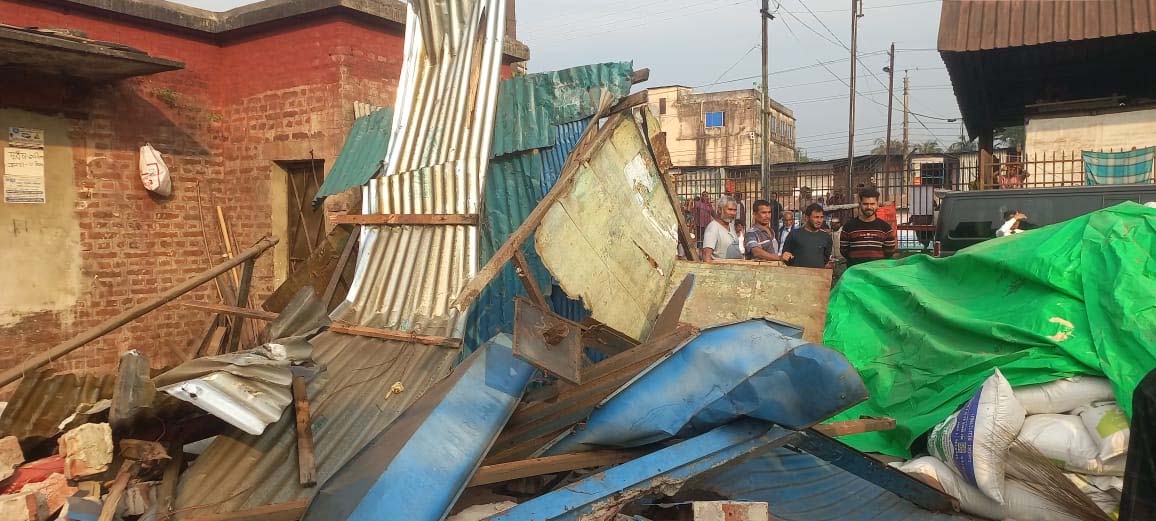 চৌমুহনীতে রেলওয়ের জায়গা থেকে ১০৭টি অবৈধ স্থাপনা উচ্ছেদ