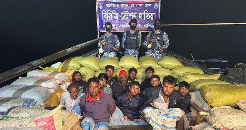 হাতিয়া থেকে মায়ানমারে পাচারকালে খাদ্যদ্রব্যসহ আটক ১২