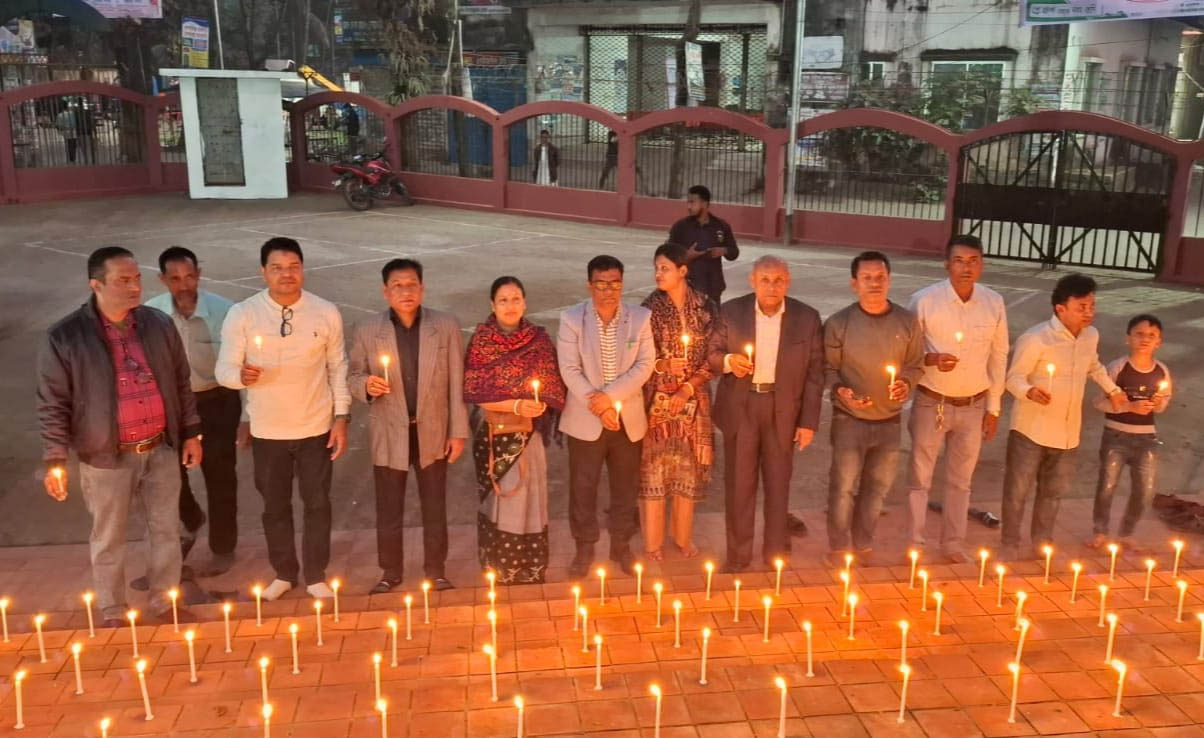 শহীদ বুদ্ধিজীবী দিবস উপলক্ষে উদীচীর উদ্যোগে শহীদ মিনারে মোমবাতি প্রজ্জ্বলন
