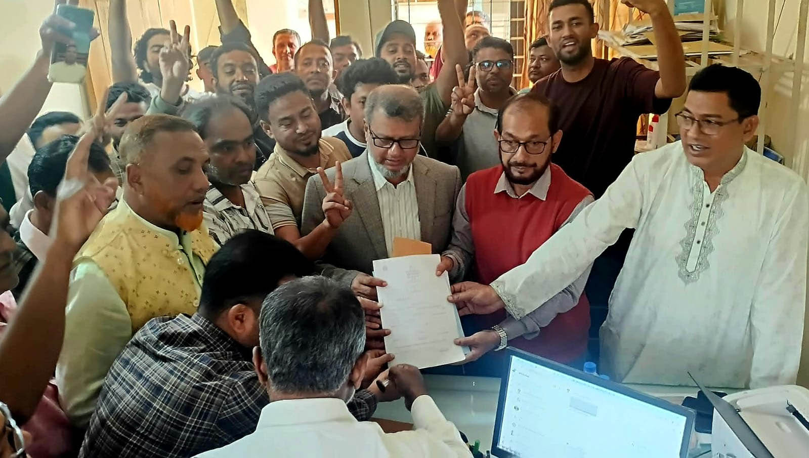 জয়নুল আবদিন ফারুকের পক্ষে মনোনয়ন ফরম সংগ্রহ