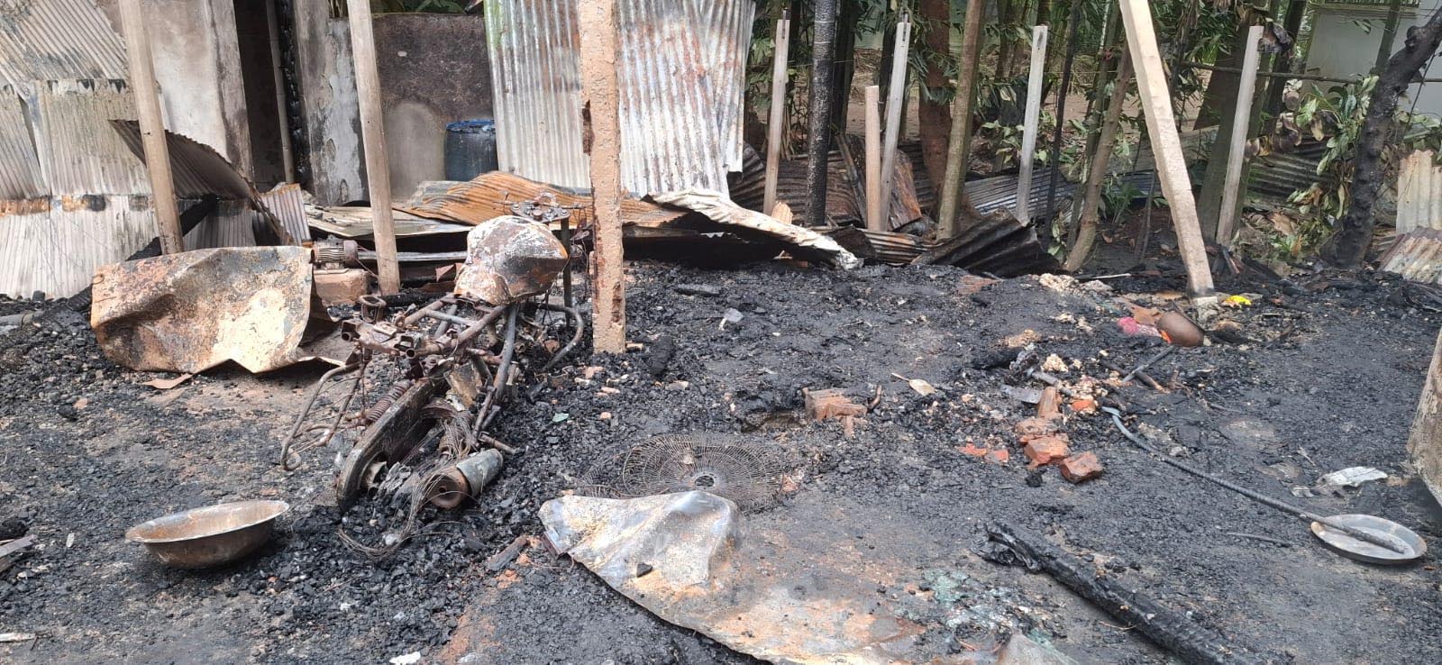 কোম্পানীগঞ্জে ভয়াবহ অগ্নিকাণ্ডে স্কুল শিক্ষকের বসতবাড়ি ভস্মীভূত