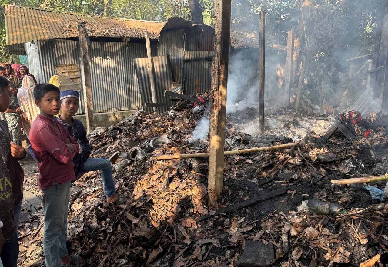 সেনবাগের গুচ্ছগ্রামে অগ্নিকাণ্ডে বসত ঘর পুড়ে ছাই,  অগ্নিদগ্ধ হয়ে প্রতিবন্ধী মহিলার মৃত্যু 
