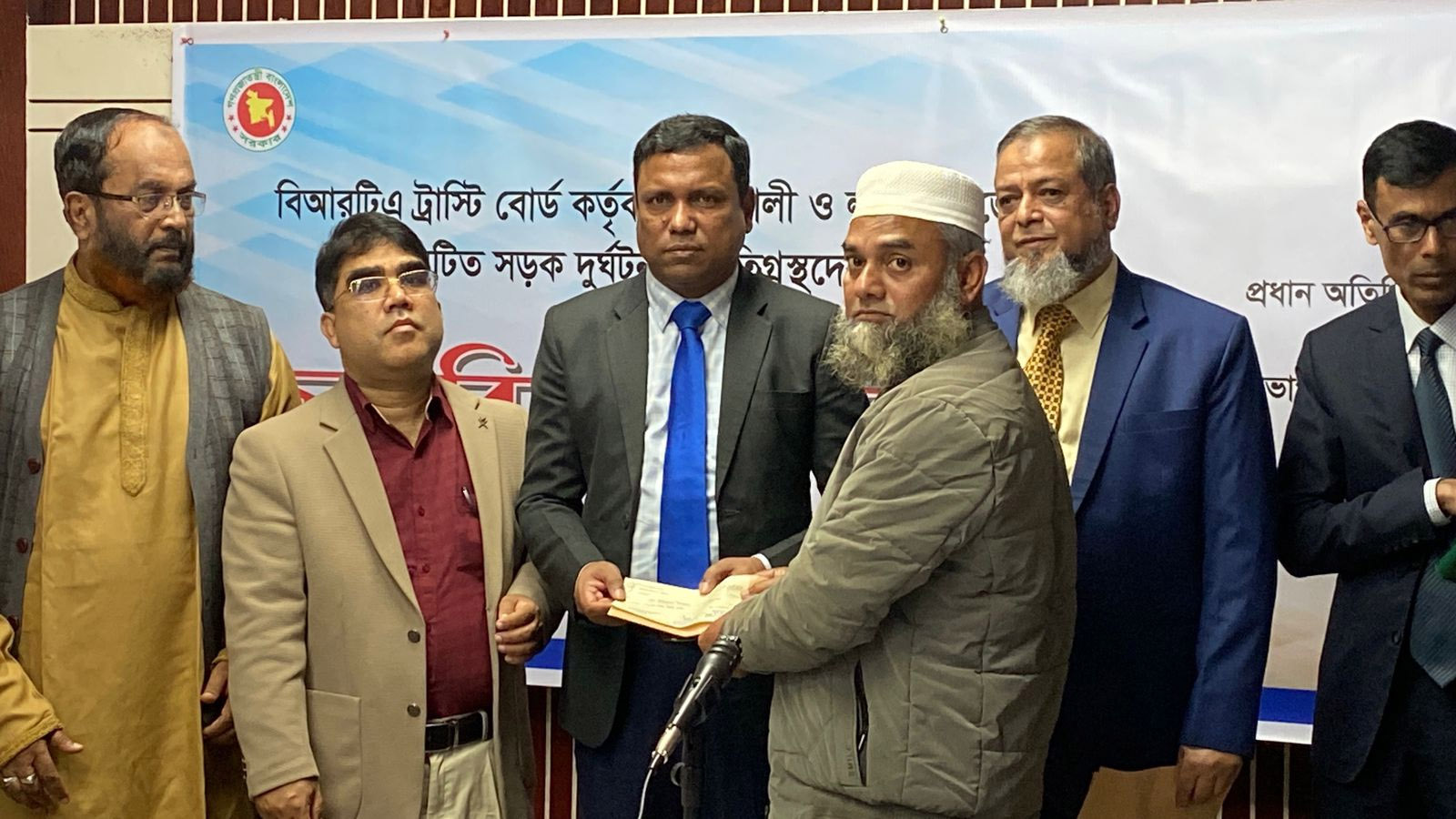 নোয়াখালীতে সড়ক দুর্ঘটনায় ক্ষতিগ্রস্ত ৪১ পরিবার পেল দেড় কোটি টাকার অনুদান