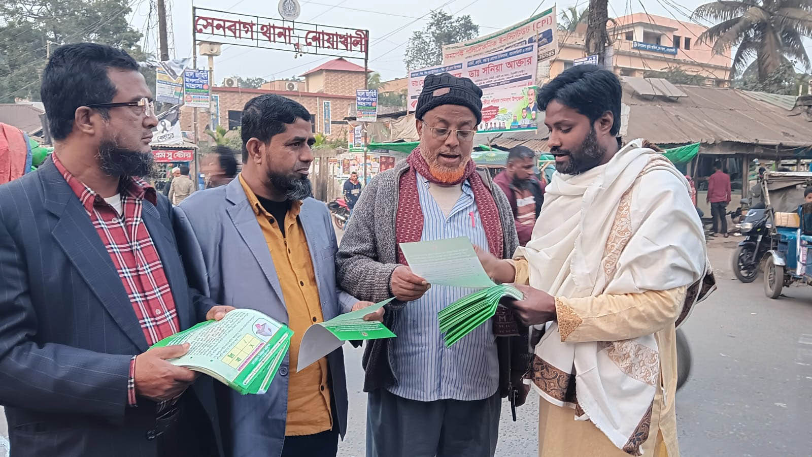 জুলাই জাতীয় সনদ ‘হ্যাঁ’ ভোটের পক্ষে  সেনবাগ পৌর শহরে গণমাধ্যমকর্মীদের লিফলেট বিতরণ