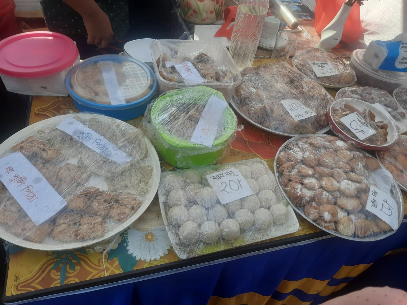 পিঠার ঘ্রাণে মুখরিত নোয়াখালী সিটি কলেজ ও লাইসিয়াম স্কুল