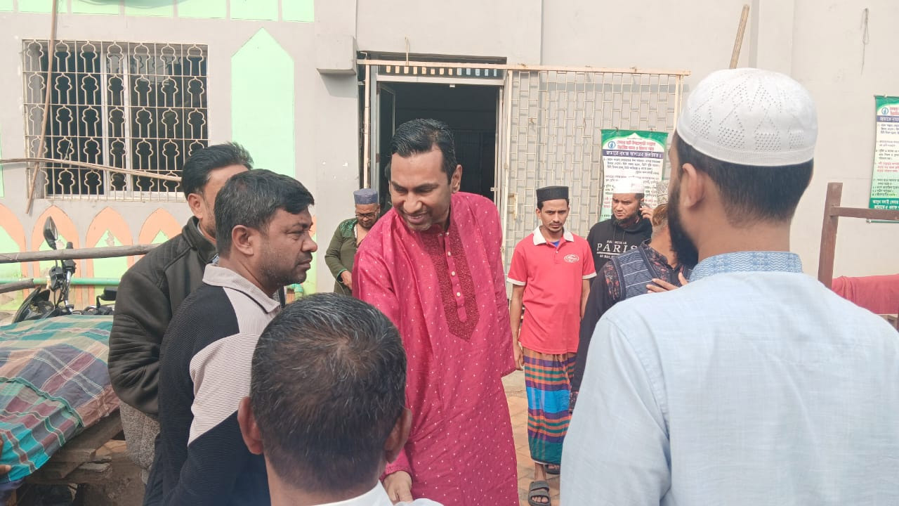 ১১দলীয় জোটের প্রার্থী সুলতান মুহাম্মদ জাকারিয়ার মুসল্লিদের সঙ্গে কুশল বিনিময় 