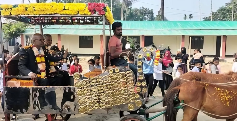 কবিরহাটে ঘোড়ারগাড়ীতে চড়ে শিক্ষকের রাজকীয় বিদায় নুর আলাম বিপ্লব