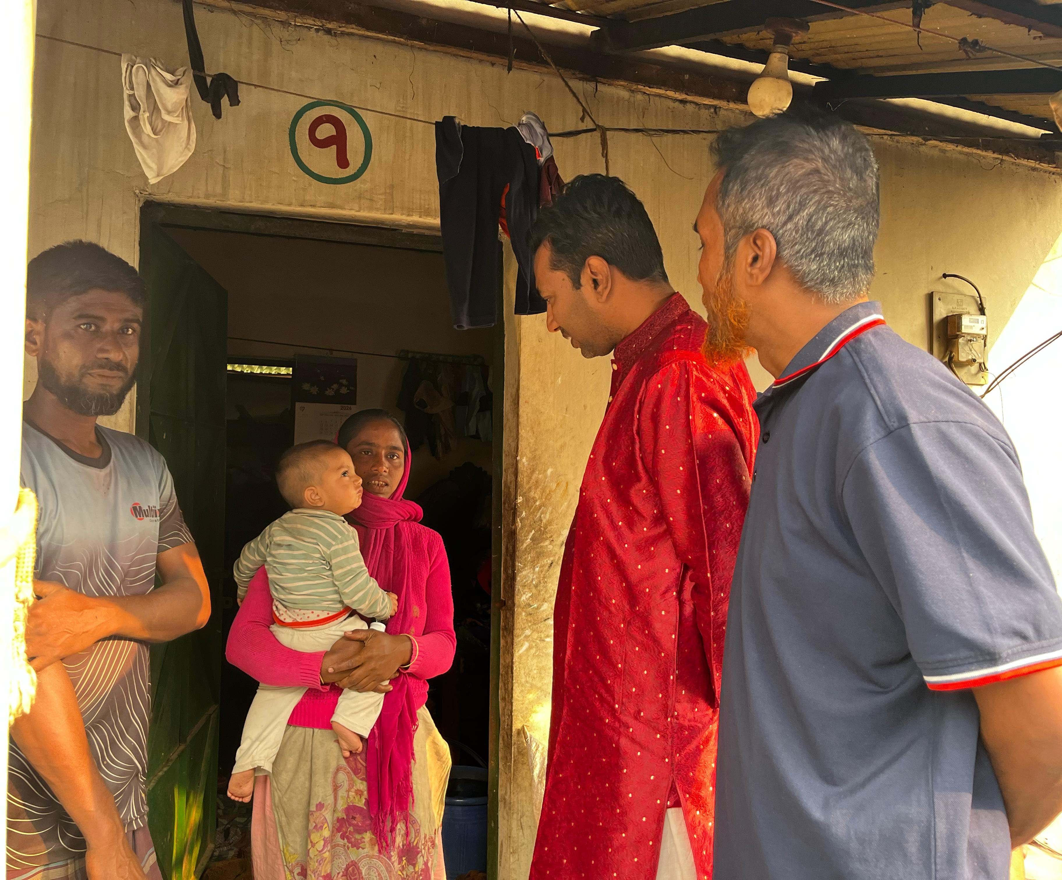 সুলতান মুহাম্মদ জাকারিয়া আশ্রয়ন প্রকল্পের বাসিন্দাদের সঙ্গে শুভেচ্ছা বিনিময়