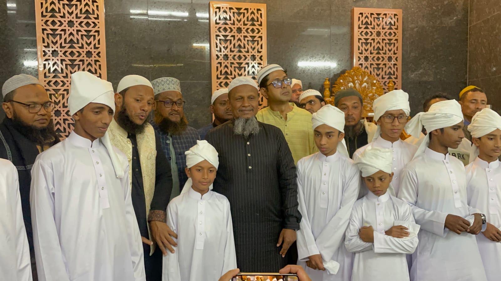 চাটখিলে মাত্র ৯ মাসে কোরআনে হাফেজ এমরানসহ ১২ জন পেলেন পাগড়ি ও সম্মাননা