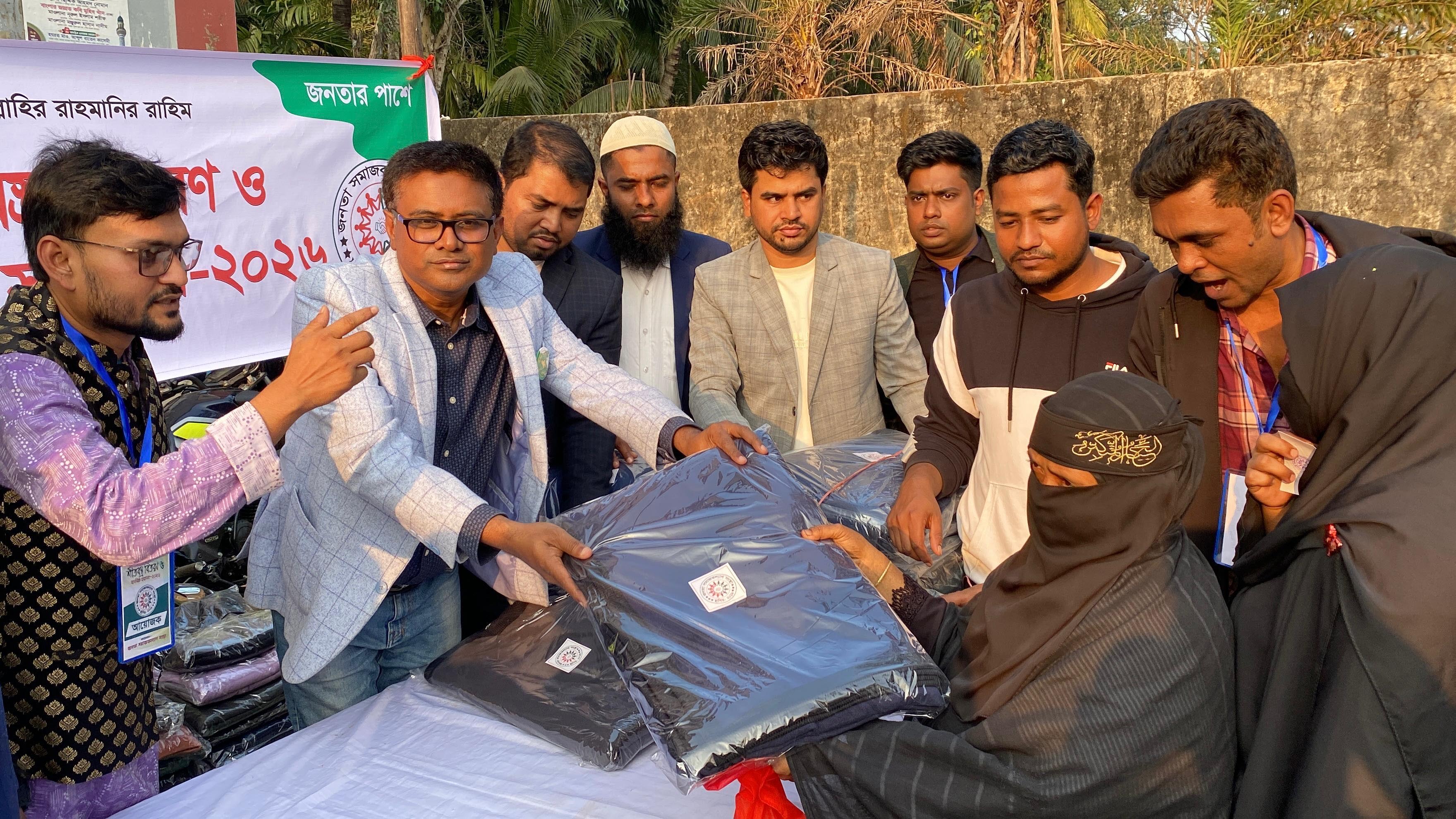 ৫৮ স্বেচ্ছাসেবী পেলেন সম্মাননা, ৬০০ শীতার্ত মানুষের মাঝে শীতবস্ত্র বিতরণ