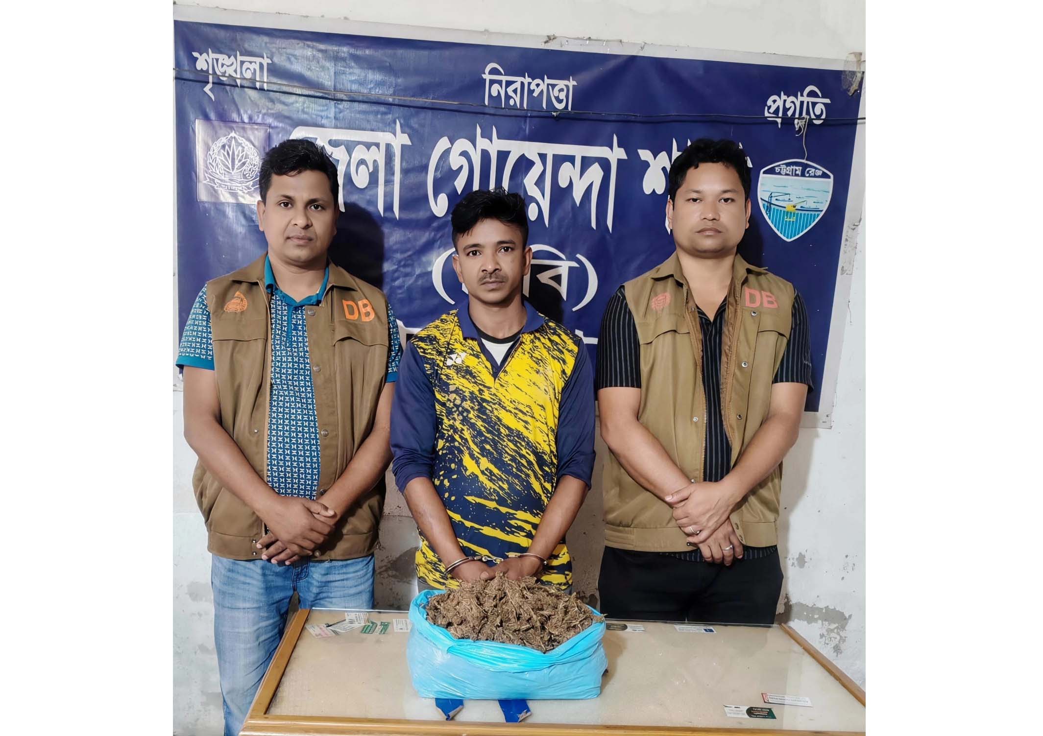 নোয়াখালীতে দেড় কেজি গাঁজাসহ চিহ্নিত মাদক ব্যবসায়ী গ্রেফতার