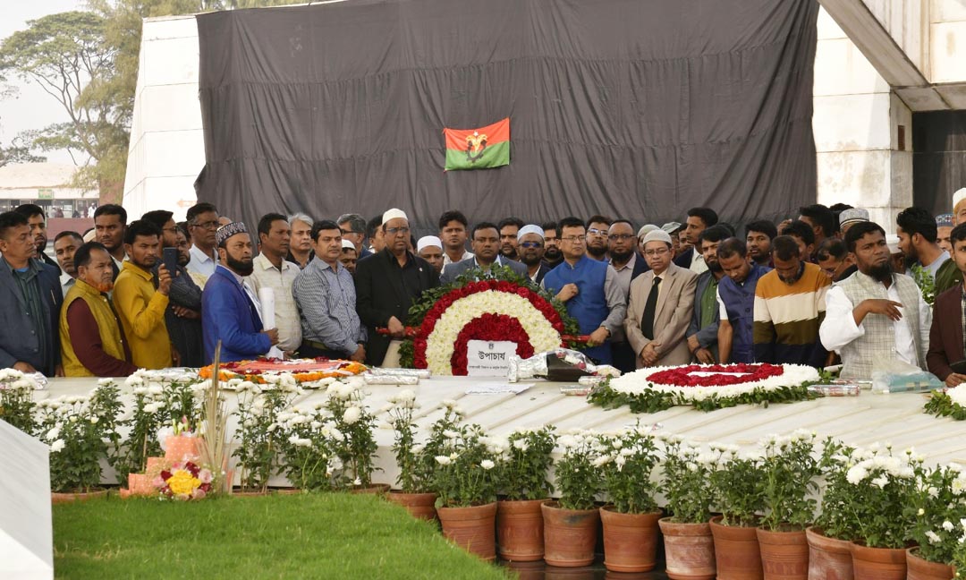 খালেদা জিয়ার সমাধিতে নোবিপ্রবি পরিবারের ফুলেল শ্রদ্ধা নিবেদন