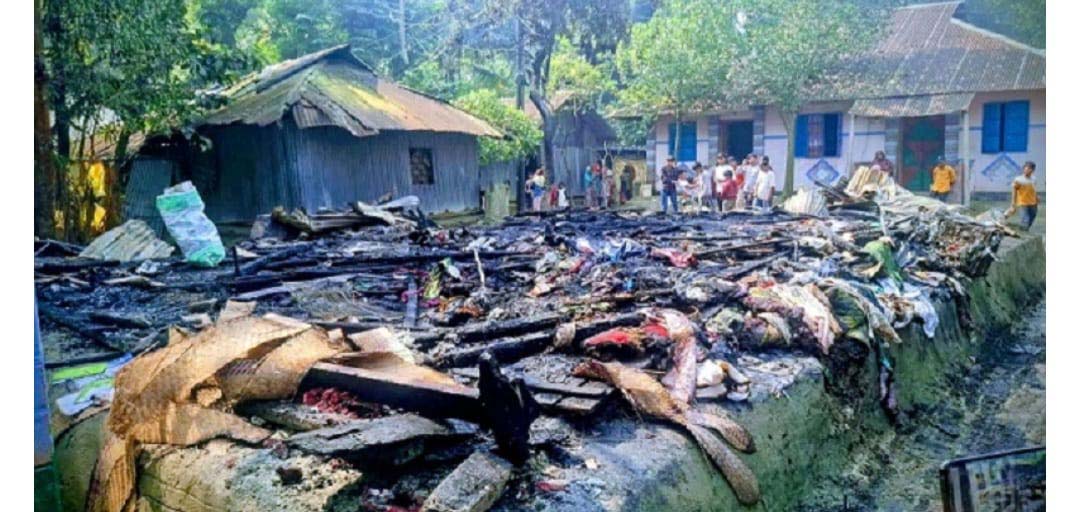 কবিরহাটে অসহায় পরিবারের বসতঘর পুড়ে ছাই