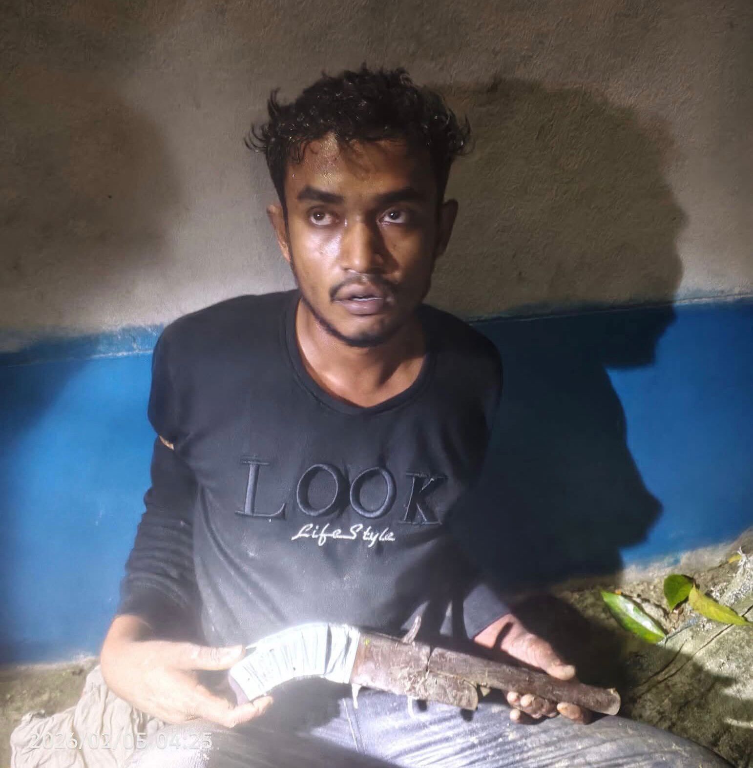 চুরি করতে গিয়ে অচল অস্ত্রের ভয় দেখিয়ে গণপিটুনির শিকার চোর