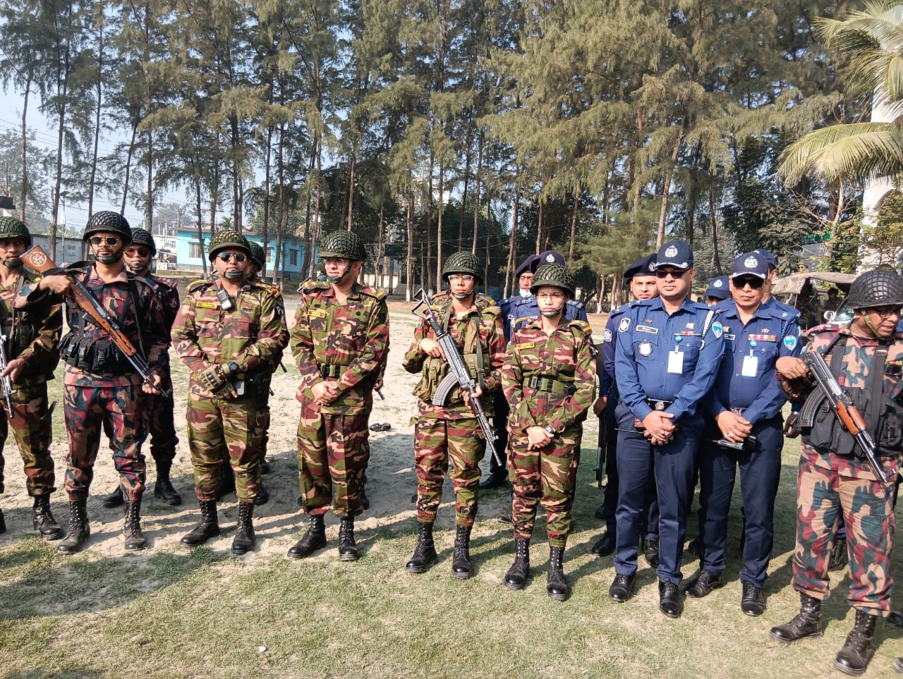 নোয়াখালী কবিরহাট উপজেলায় আসন্ন জাতীয় সংসদ নির্বাচন সামনে রেখে যৌথ বাহিনীর মহড়া