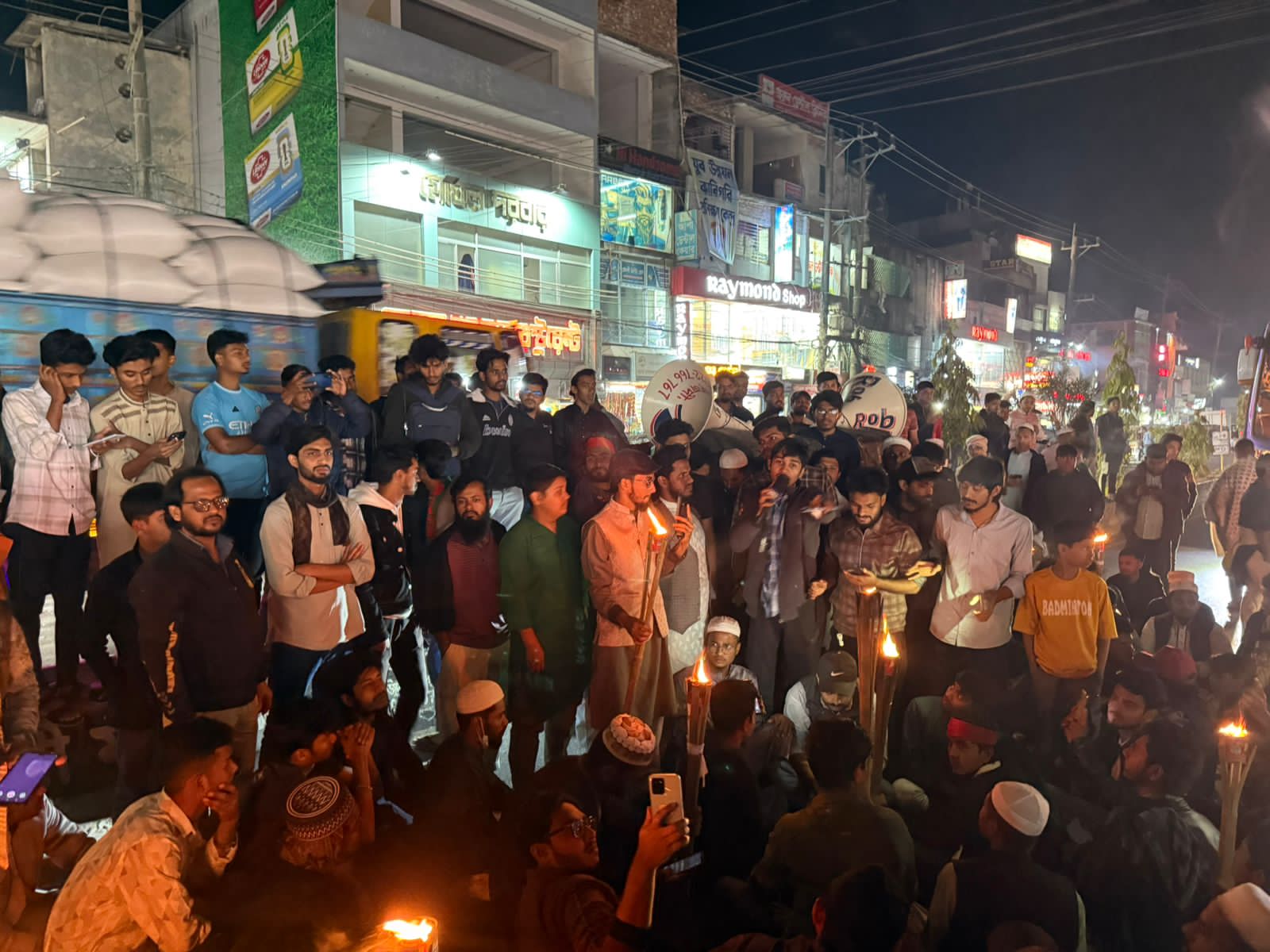 ইনকিলাব মঞ্চের নেতাকর্মীদের ওপর হামলার প্রতিবাদে নোয়াখালীতে মশাল মিছিল