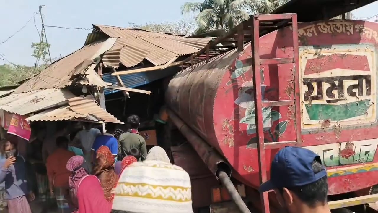 তেলবাহী লরির নিচে মোটরসাইকেল বাবা নিহত, দুই ছেলে আশঙ্কাজনক