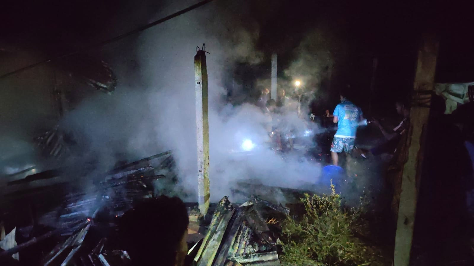 কবিরহাটে আগুনে পুড়ল মিষ্টি ব্যবসায়ীর বসতঘর