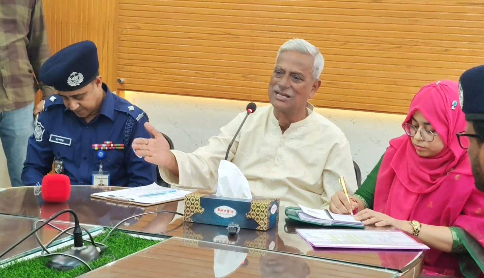 উপজেলা প্রশাসনের কর্মকর্তা ও জনপ্রতিনিধিদের সঙ্গে মতবিনিময়