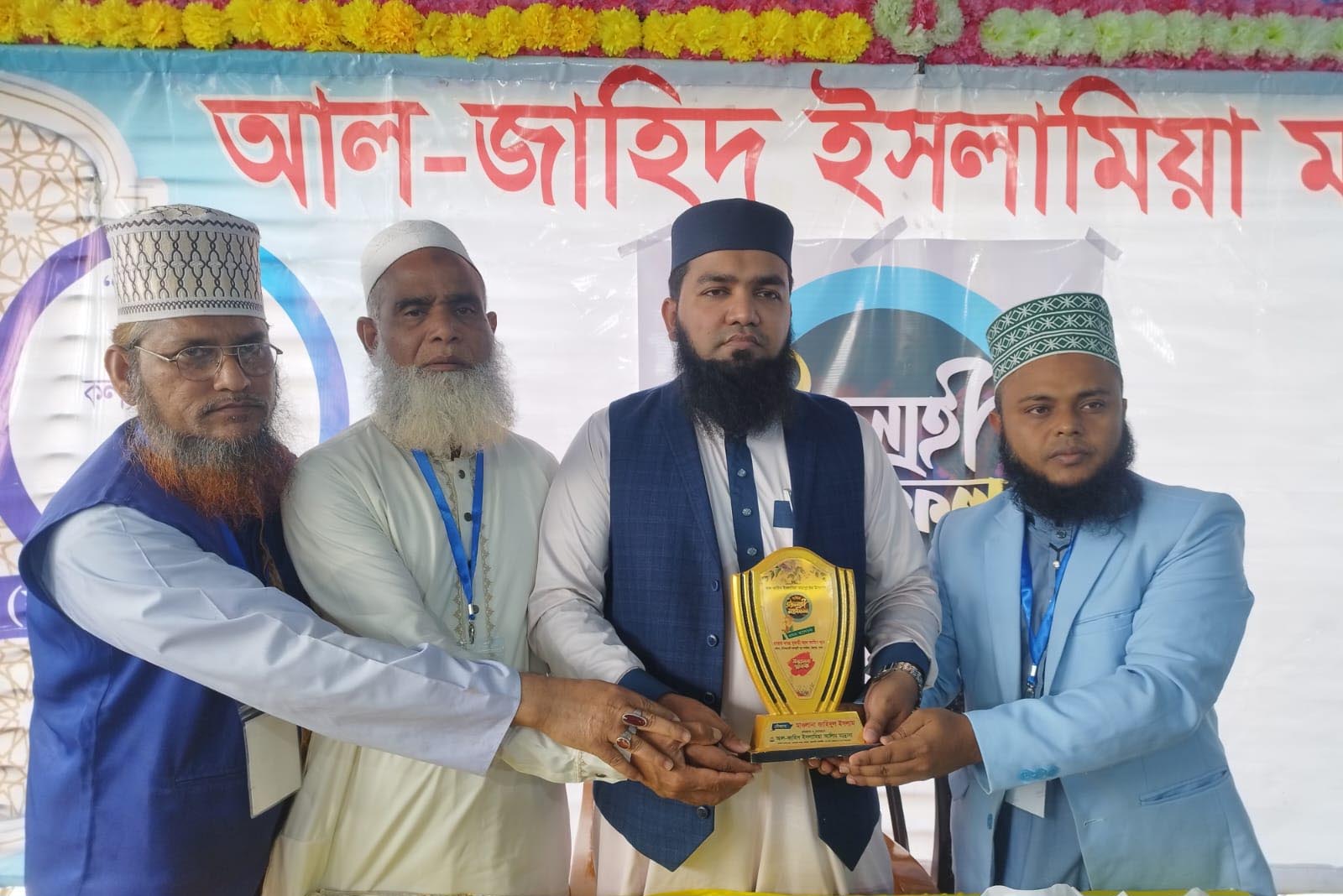 সেনবাগ আল-জাহিদ ইসলামিয়া মাদ্রাসায় ইসলাহি মাহফিল ও হাফেজ ছাত্রদের পাগড়ি প্রদান