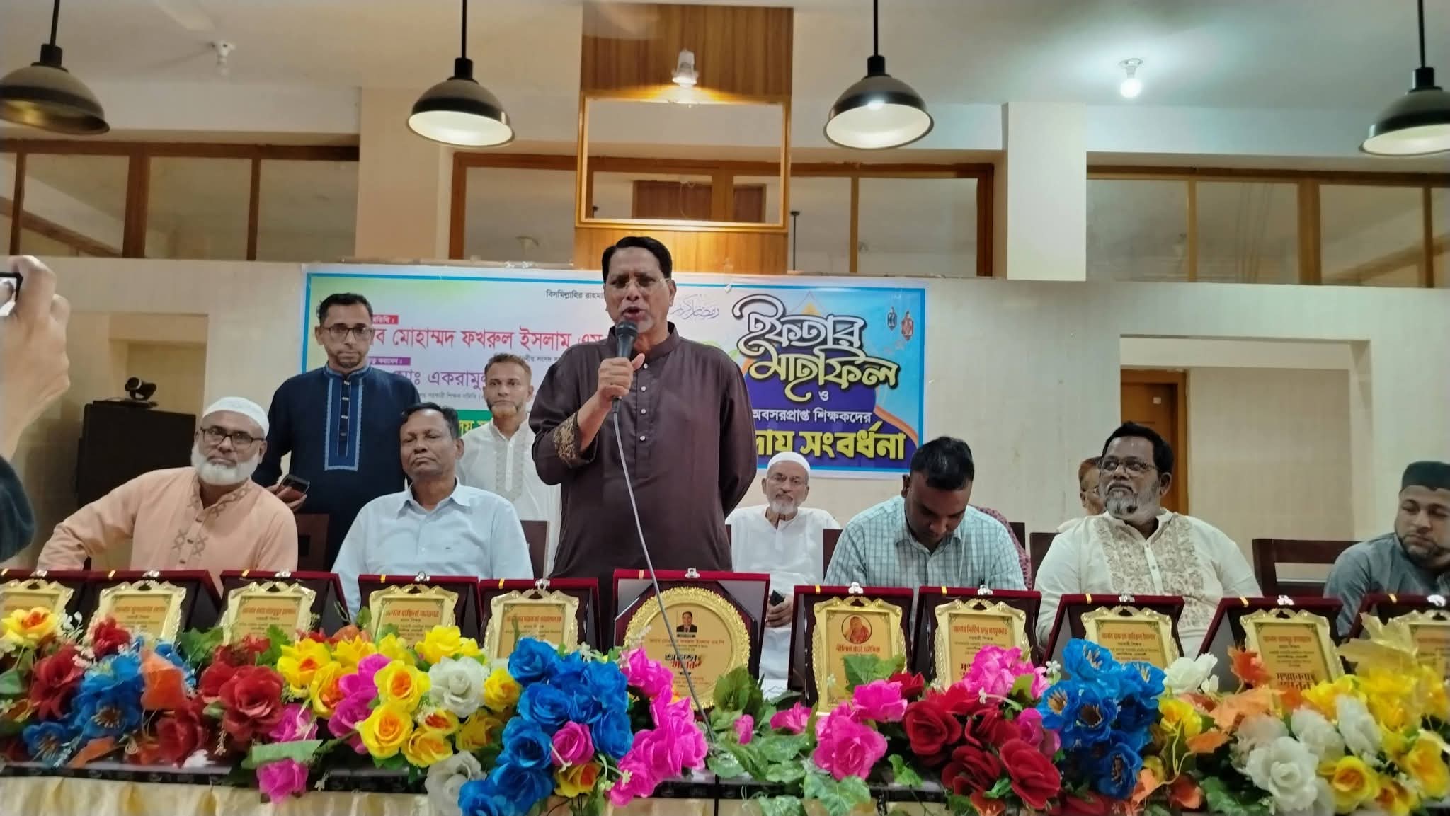 অবসরপ্রাপ্ত ১৪ শিক্ষককে বিদায় সংবর্ধনা