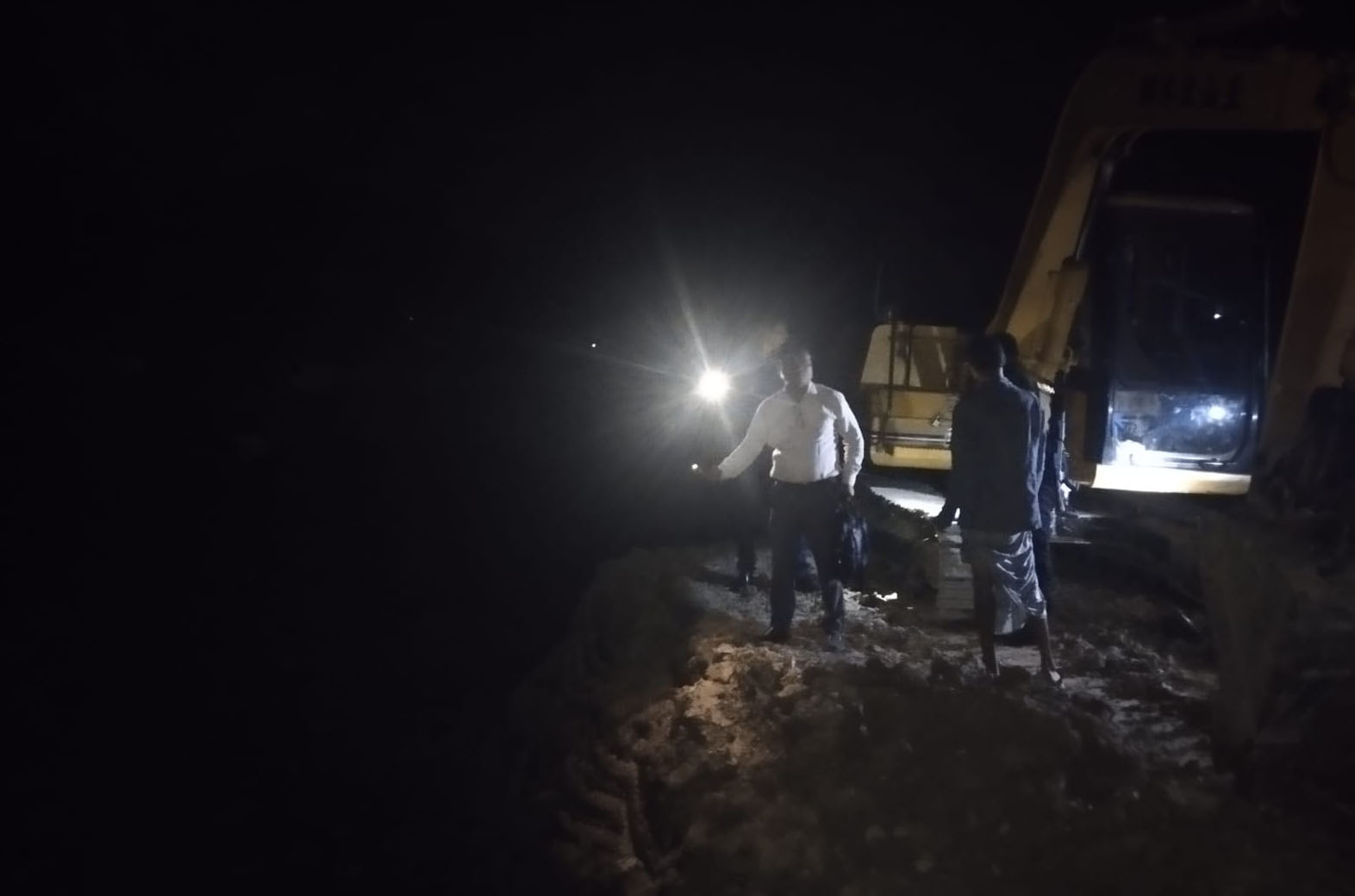 সেনবাগে ফসলি জমির মাটি কাটায় নিয়মিত মামলা ও পিকআপ চালককে জরিমানা