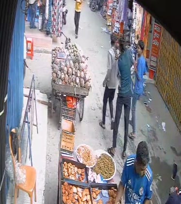 তুচ্ছ ঘটনায় ছুরিকাঘাত, গণধোলাইয়ের পর হামলাকারী গ্রেপ্তার