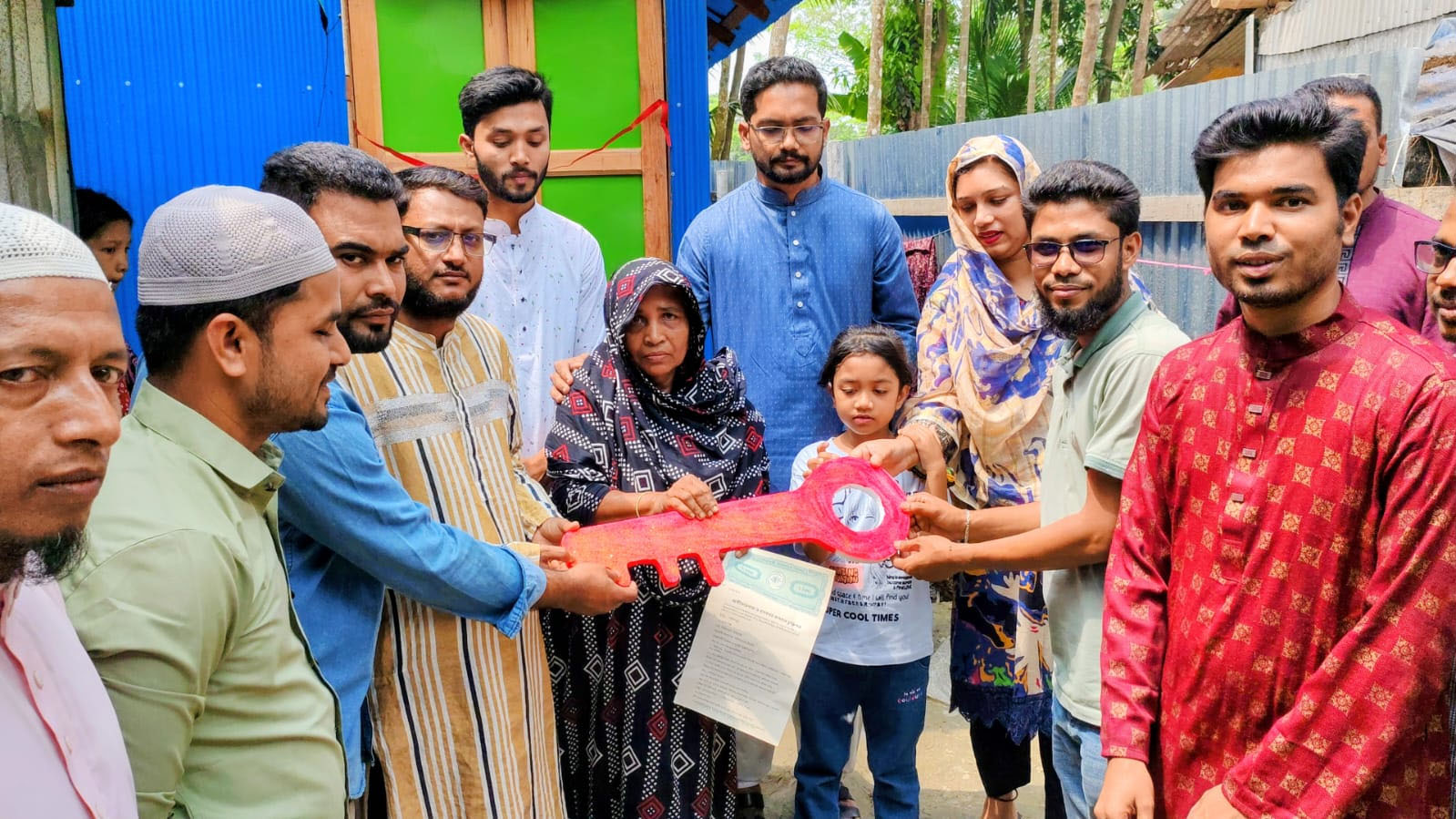 কবিরহাটে নোবিপ্রবি শিক্ষকের অসহায়কে ঘর উপহার