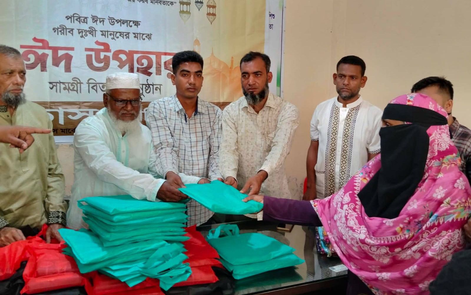 ঈদের আনন্দ ভাগাভাগি: নোয়াখালীতে শতাধিক পরিবার পেল উতাস’র উপহার