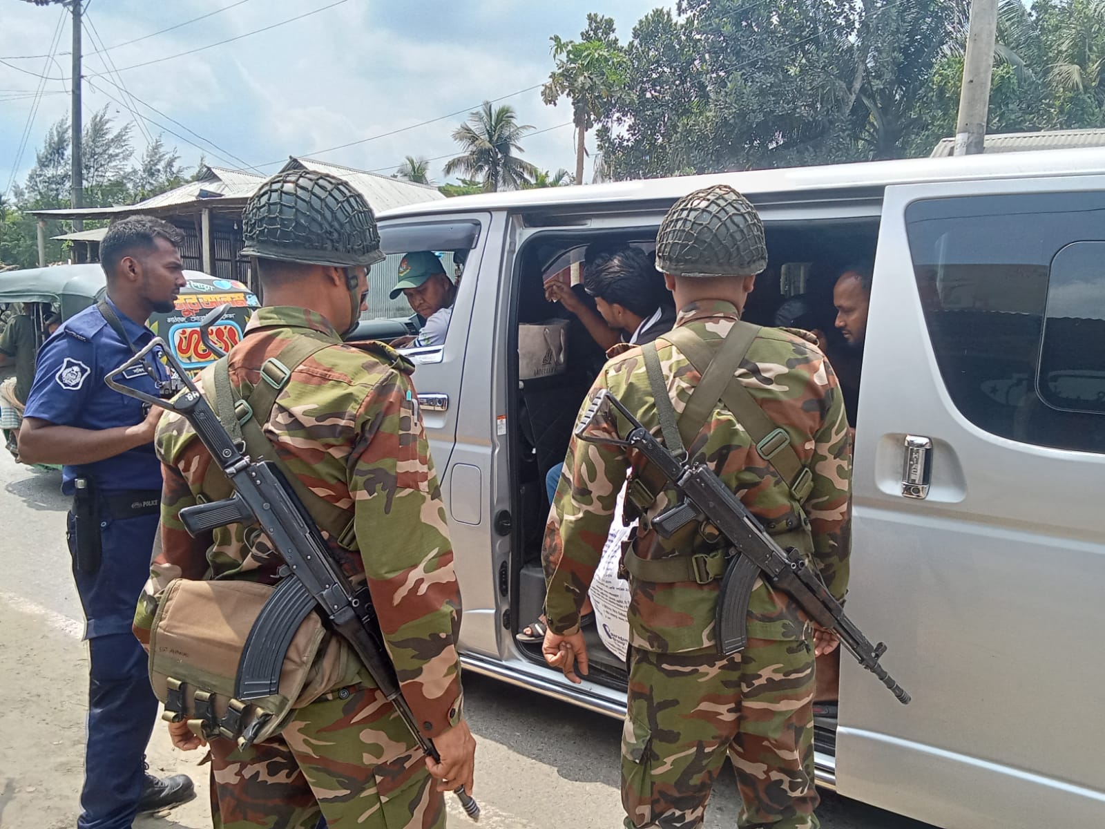 নিরাপদ ঈদ যাত্রা ও শান্তিপূর্ণ ঈদ উদযাপন নিশ্চিতকল্পে নোয়াখালীতে কাজ করছে সেনাবাহিনী