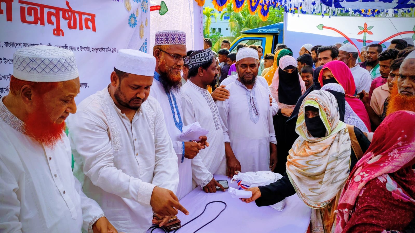 কবিরহাটে আবদুল হালিম মানিক ট্রাস্টের ঈদ সামগ্রী ও নগদ অর্থ প্রদান 