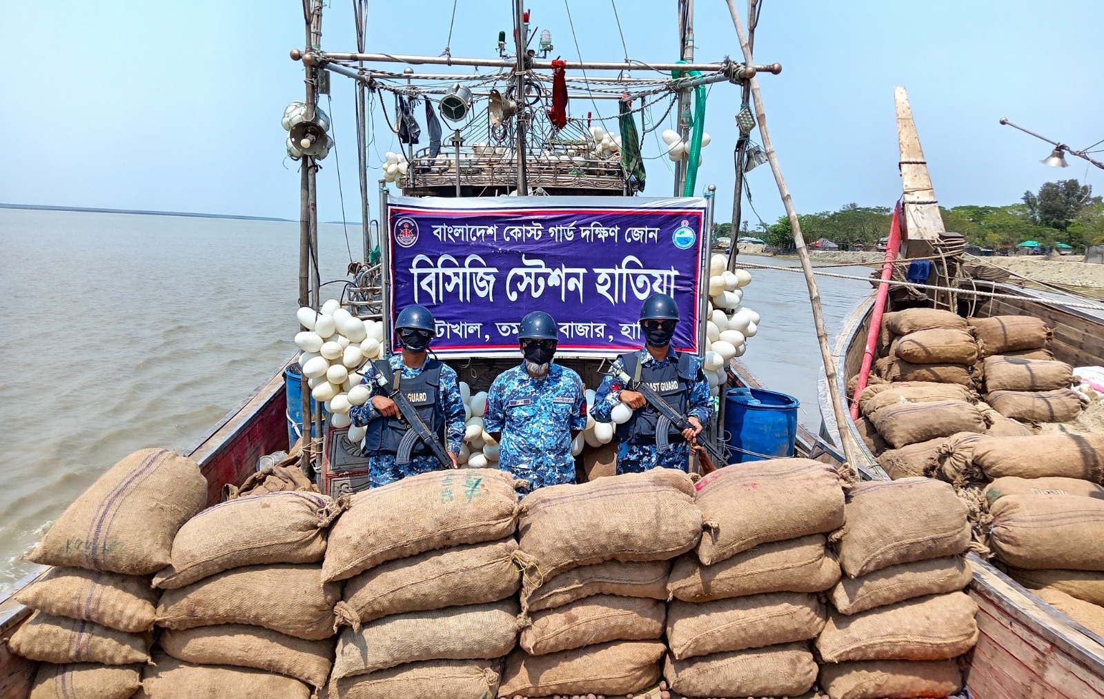 মিয়ানমারে পাচারের প্রস্তুতিকালে ৫৭ লাখ টাকার আলুসহ ২টি ফিশিং বোট জব্দ