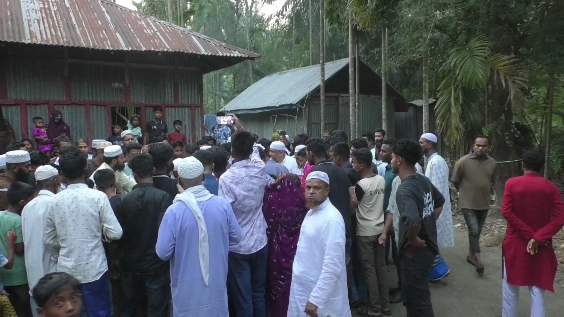 নিথর দেহে সাদা কাফনে মোড়ানো ফিরলেন রায়হান, বাড়িতে এখন কেবলই শোকের মাতম
