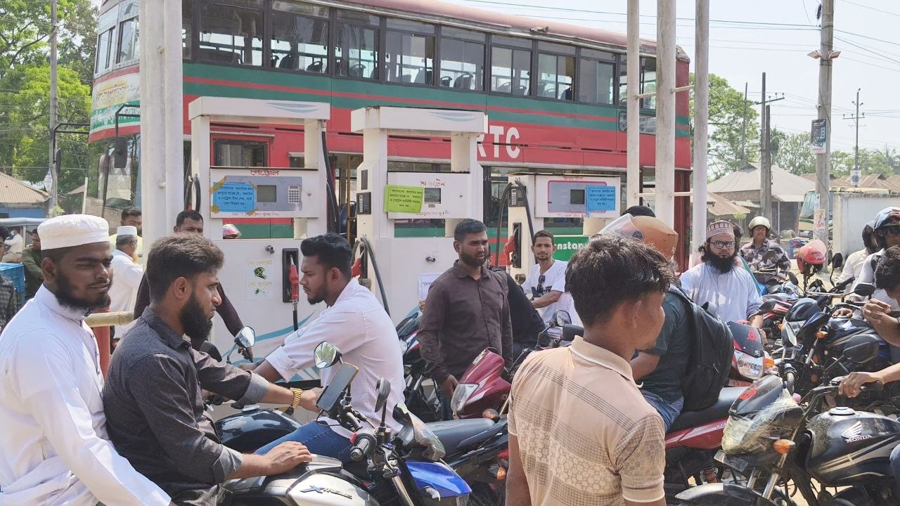 তীব্র জ্বালানি সংকট, বন্ধ ফিলিং স্টেশন, তেল বিক্রি হচ্ছে কালোবাজারে
