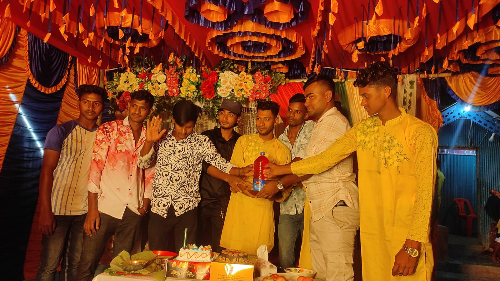 নোয়াখালীতে ব্যতিক্রমী বিয়ের উপহার বরের হাতে এক বোতল ‘অকটেন’