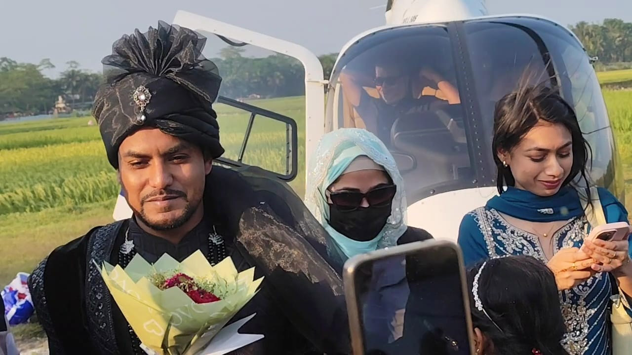 বাবা-মায়ের স্বপ্নপূরণ হেলিকপ্টারে চড়ে নববধূ নিয়ে গ্রামে এলেন নওয়াজ শরীফ