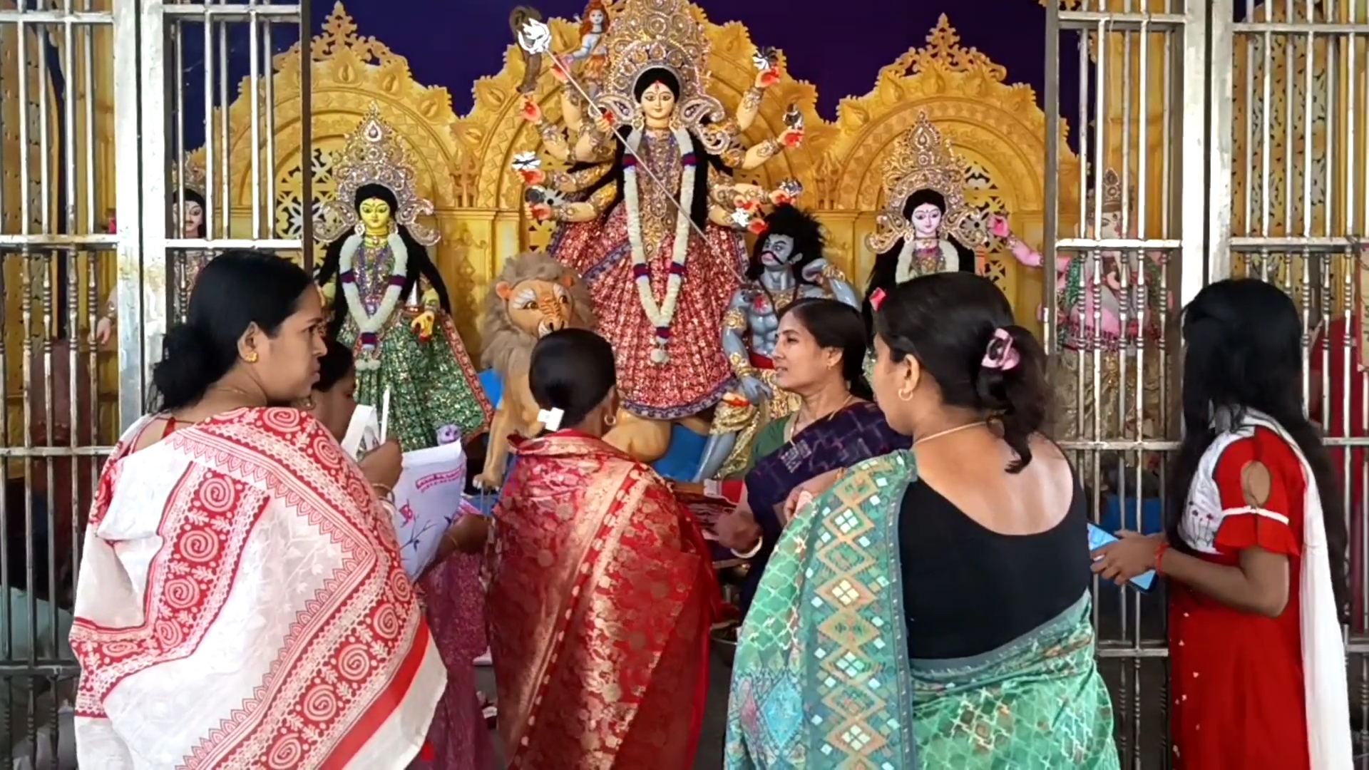 উৎসবমুখর পরিবেশে বাসন্তী পূজা উদযাপিত