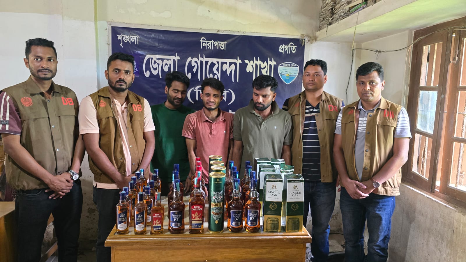 ডিবির অভিযানে ৩৯ বোতল বিদেশি মদসহ গ্রেফতার ৩