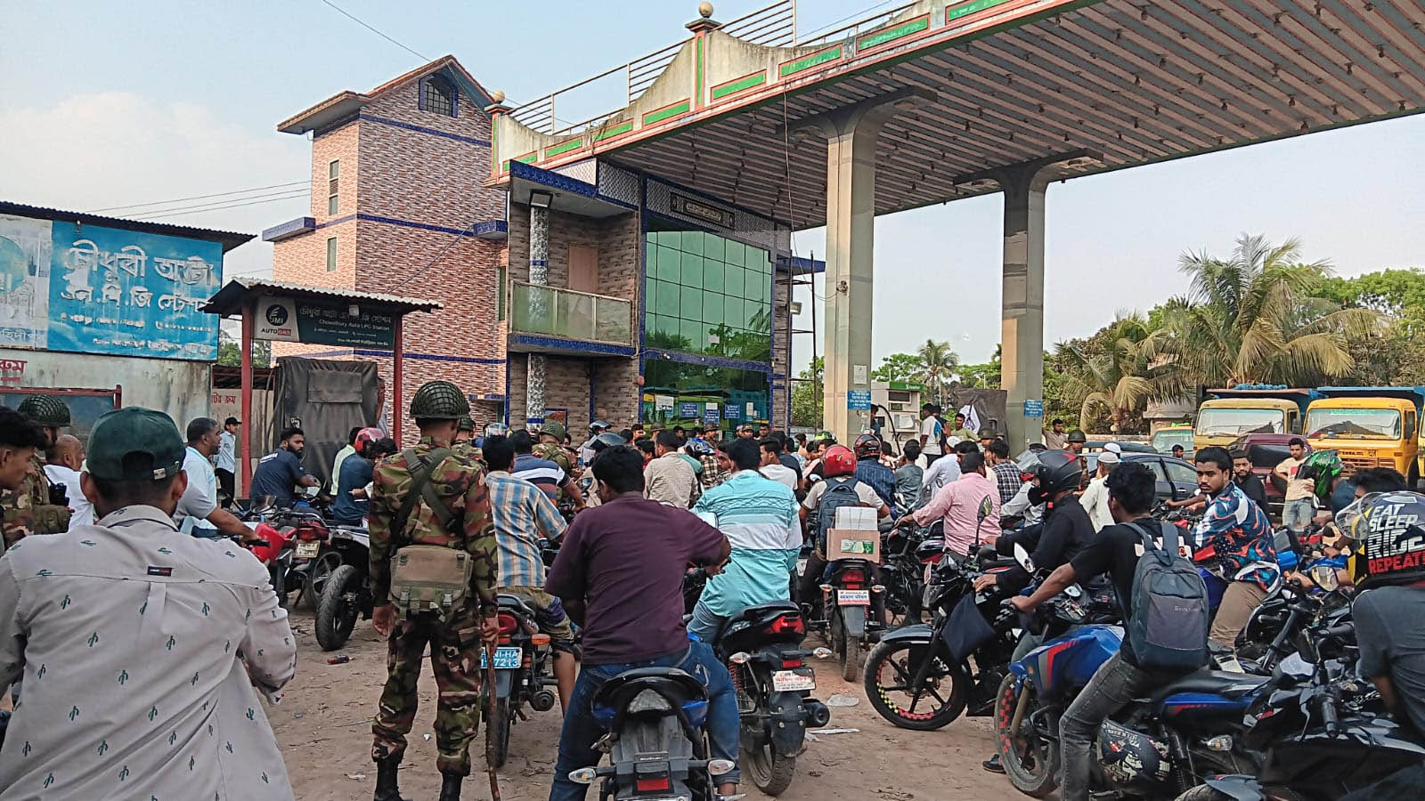 সেনাবাহিনী ও পুলিশের সহায়তায় পাম্পে তেল বিক্রি, মোটরসাইকেলের দীর্ঘ লাইন