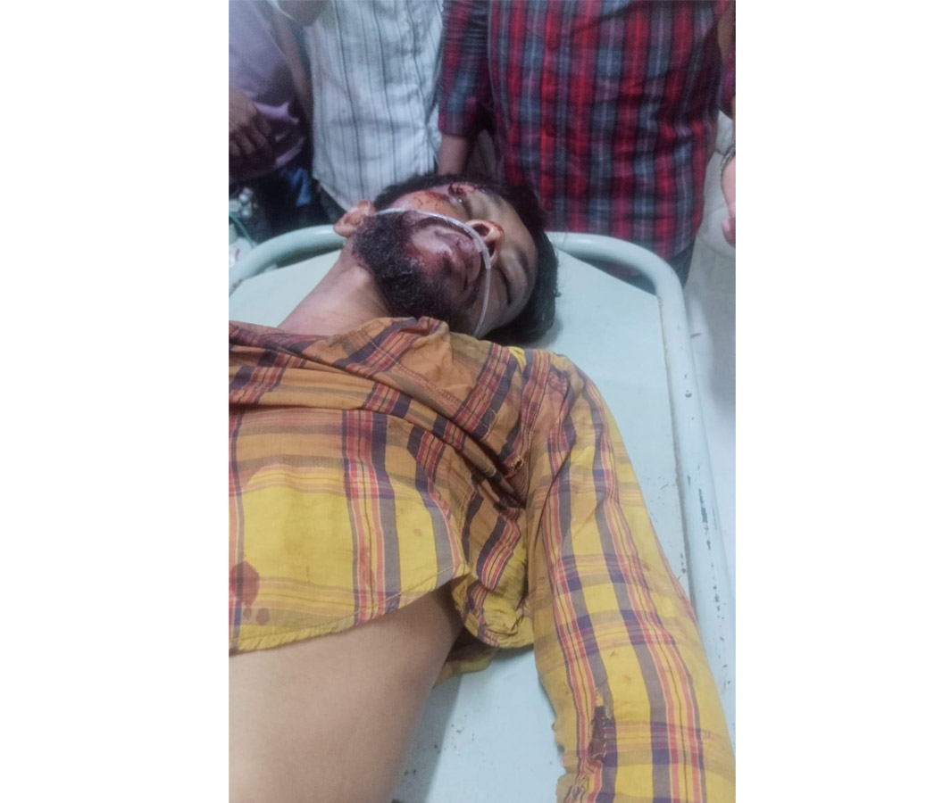 চলন্ত বাস থেকে পড়ে হেলপারের মৃত্যু