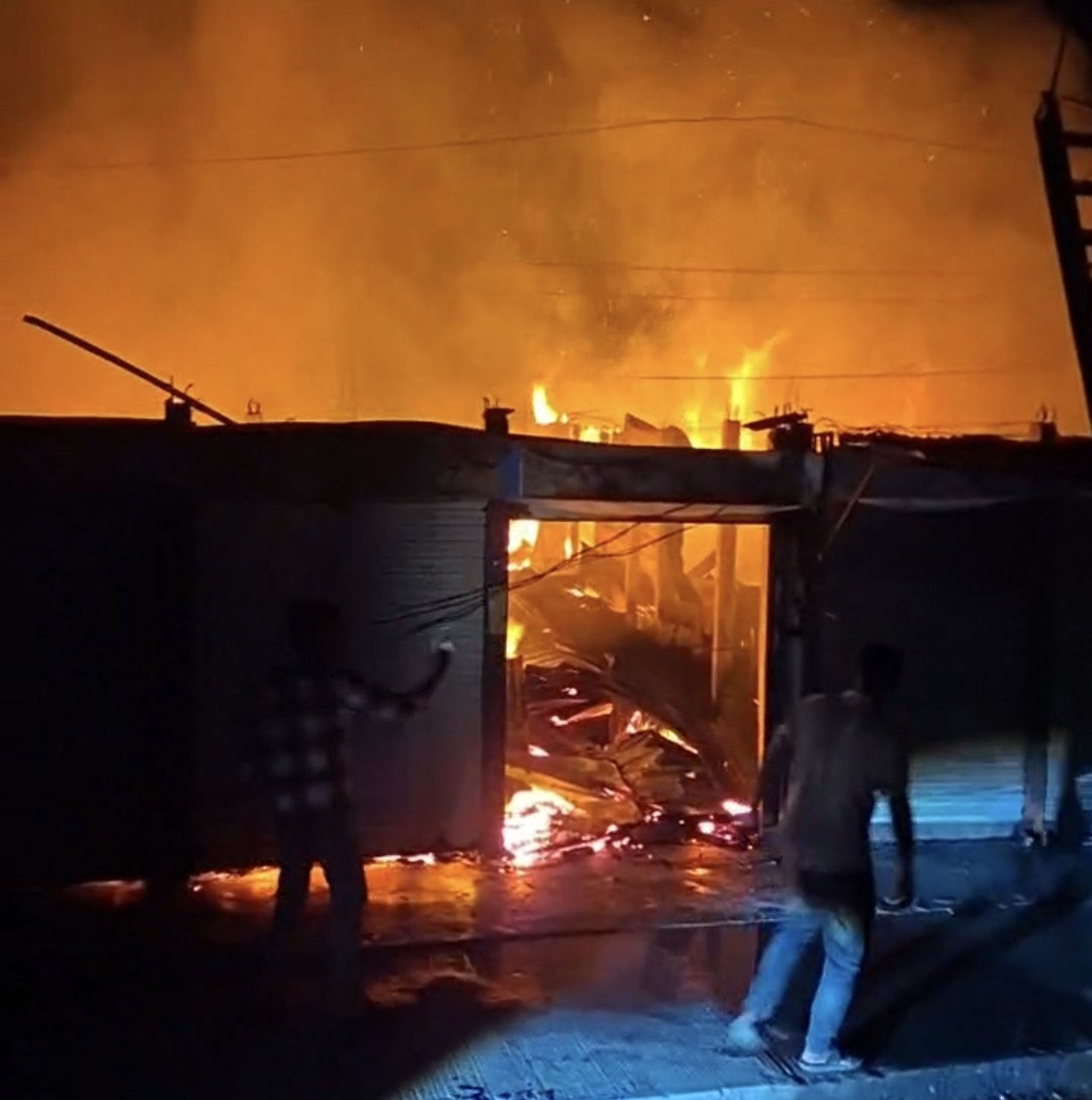 ভয়াবহ অগ্নিকাণ্ডে পুড়ে ছাই ৭টি দোকান