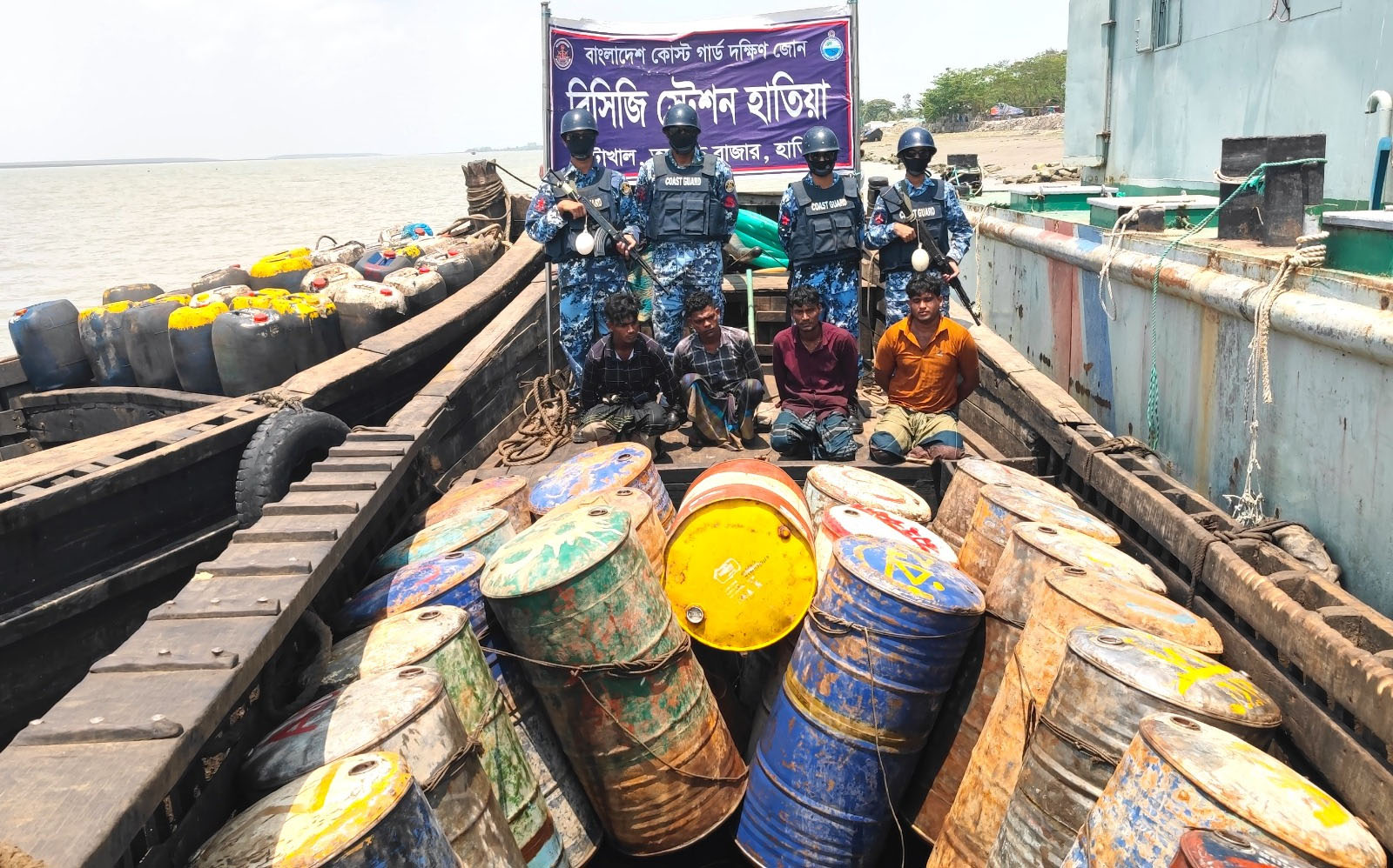 হাতিয়ায় আট লক্ষ টাকার অবৈধ তেলসহ আটক ৪