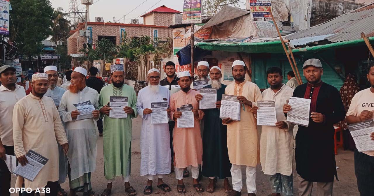 গণভোটের গণরায় বাস্তবায়নের দাবিতে সেনবাগের জামায়াতের লিফলেট বিতরণ 