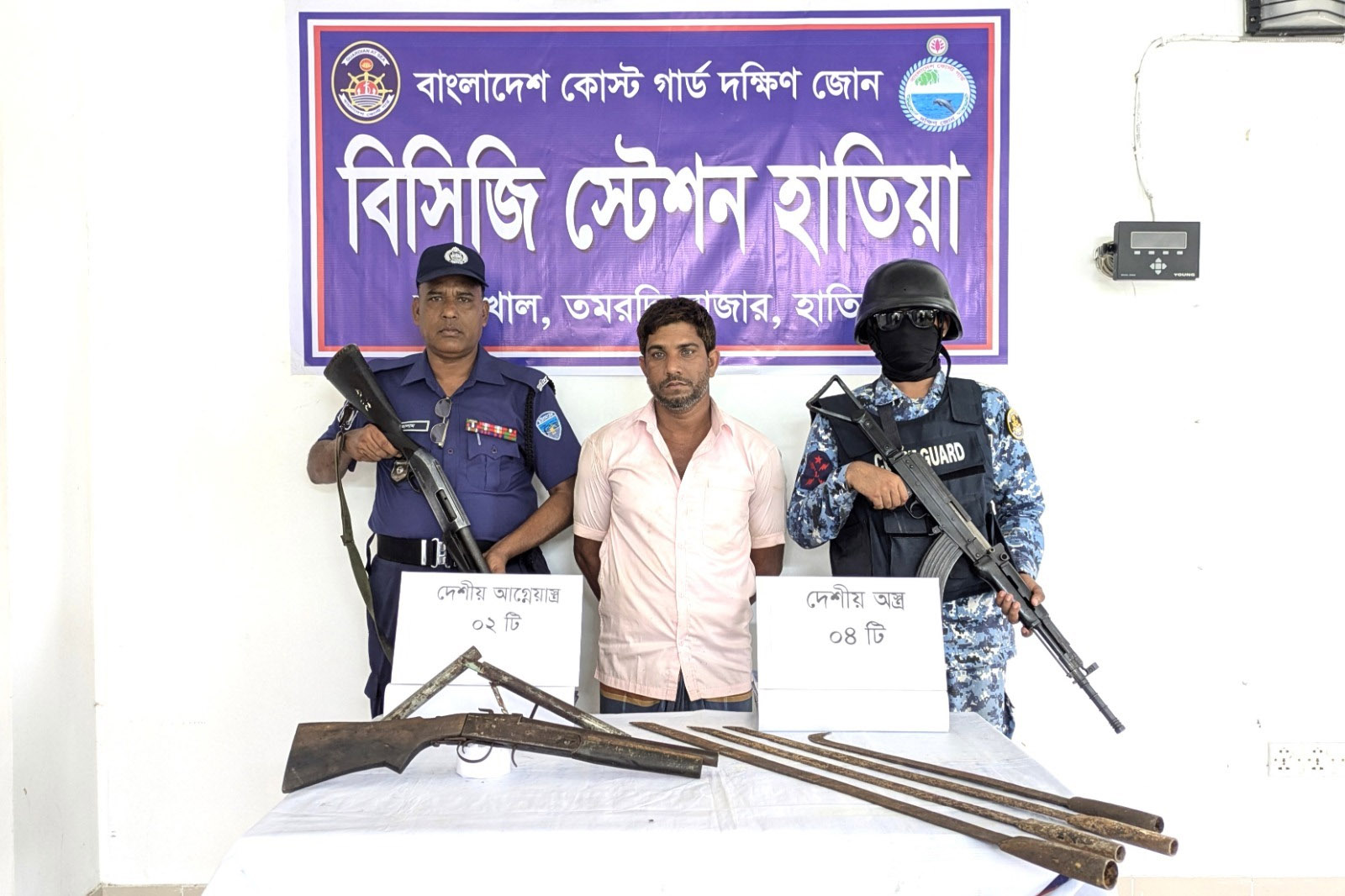 হাতিয়ায় যৌথ বাহিনীর অভিযানে ৬টি অস্ত্রসহ যুবক গ্রেফতার